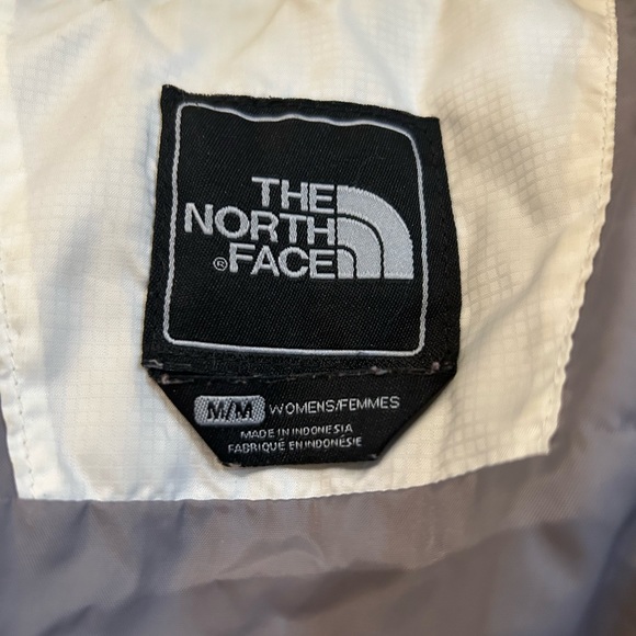 White north face puffy jacket - Picture 3 of 4